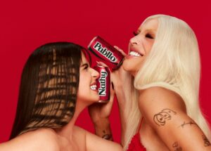 Pabllo Vittar e Nathy Peluso, duas potências musicais da América Latina, se reúnem para celebrar o retorno de "Compartilhe uma Coca-Cola".