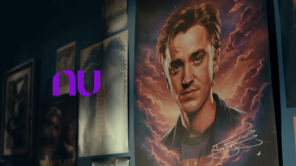 O Nubank lançou sua nova campanha, que explora o conceito "Com o Nu, você está dentro", e é estrelada pelo ator britânico Tom Felton.