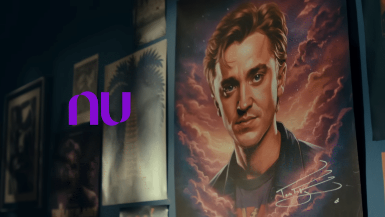 O Nubank lançou sua nova campanha, que explora o conceito "Com o Nu, você está dentro", e é estrelada pelo ator britânico Tom Felton.