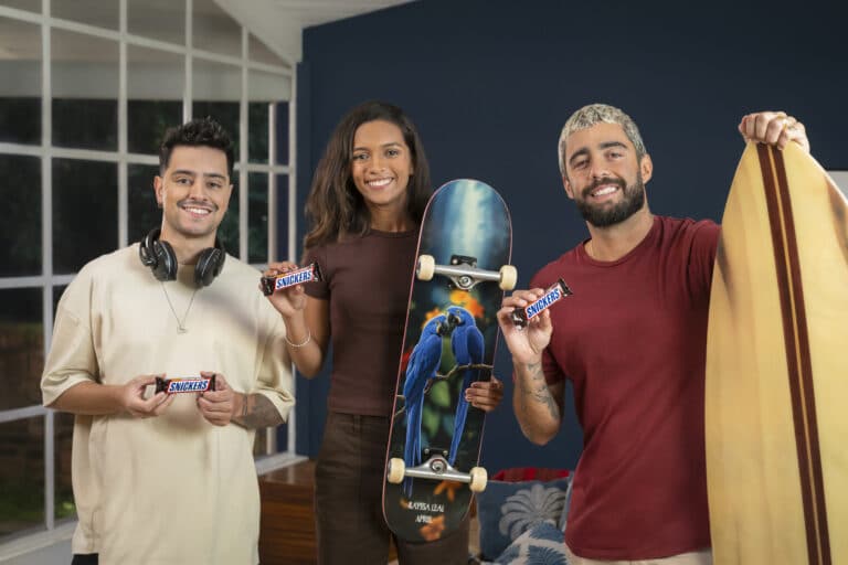 A nova campanha de Snickers, "Viajou, né?", é estrelada pelo surfista Pedro Scooby, conhecido por suas inesquecíveis "viagens".