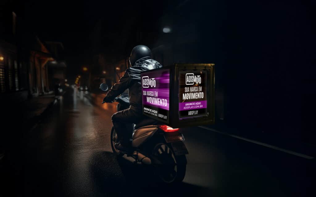 A ADSPLAY acaba de lançar o ADSMOTO, um espaço publicitário de LED instalado nos baús das motos de entrega.