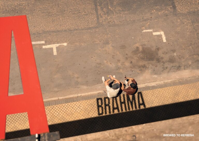 A Brahma decidiu usar algo tão refrescante quanto uma cerveja gelada para lembrar as pessoas de se refrescarem no calor intenso do Paraguai.