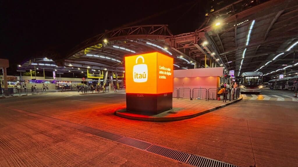 A RZK Digital comunica que mais três terminais de ônibus de São Paulo já contam com sua tela digital em formato de cubo.