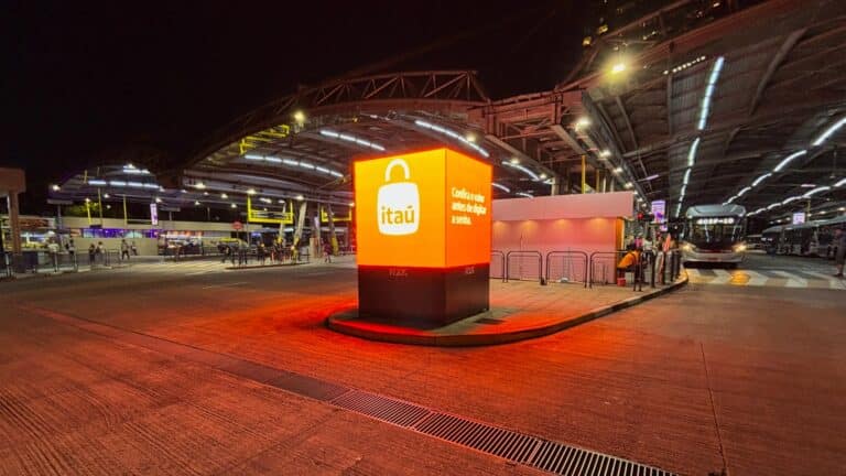 A RZK Digital comunica que mais três terminais de ônibus de São Paulo já contam com sua tela digital em formato de cubo.