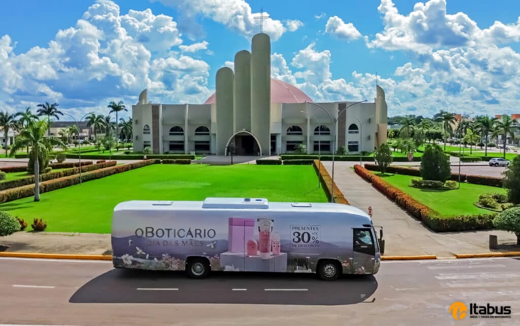 O Boticário lançou, para celebrar o Dia das Mãe, campanha que está ganhando as ruas do Centro-Oeste por meio da mídia em movimento da Itabus. 