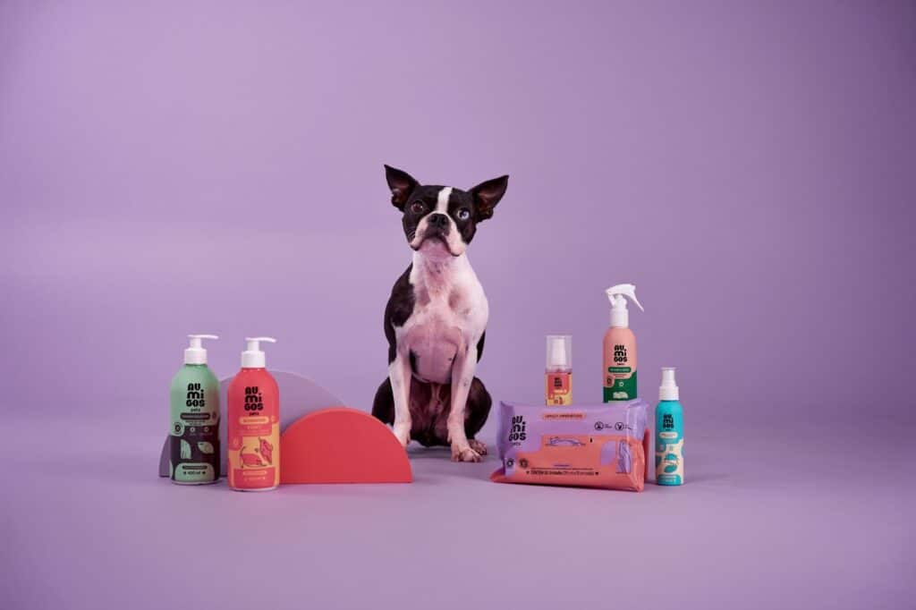 Au.Migos Pets cria campanha que visa conscientizar sobre os riscos que o calor extremo, a umidade e a poluição representam para pets.