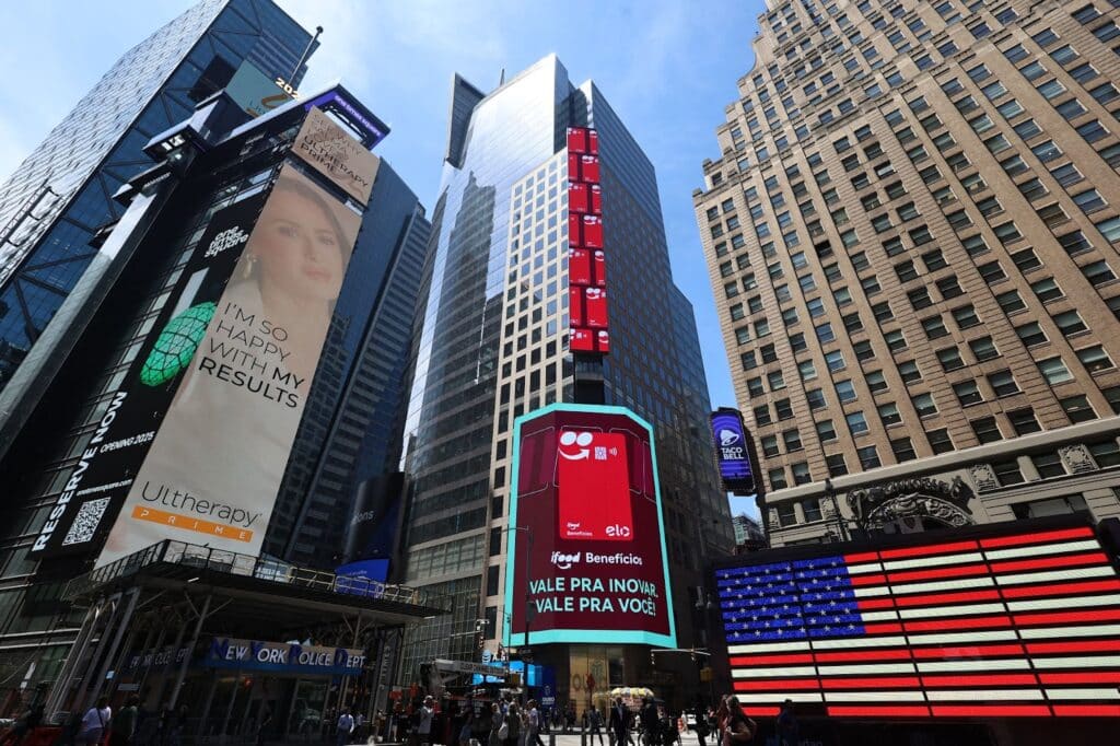 O ifood lança anúncio na Times Square para celebrar o marco histórico de 120 milhões de pedidos mensais e reforçar seu novo posicionamento.
