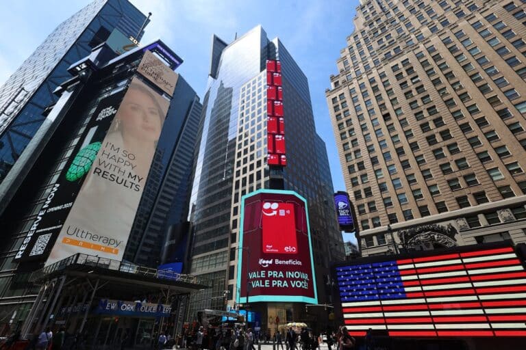 O ifood lança anúncio na Times Square para celebrar o marco histórico de 120 milhões de pedidos mensais e reforçar seu novo posicionamento.