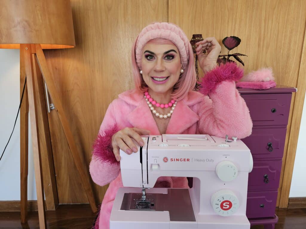 A Singer inicia sua nova campanha, estrelada pela atriz Angela Dip, conhecida pela personagem Penélope, do programa Castelo Rá-Tim-Bum.