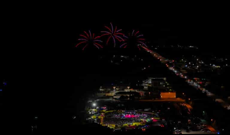 Comandada pelo cantor Thiaguinho, a turnê musical Tardezinha contou com um show à parte com mais de 400 drones no Marine Stadium.
