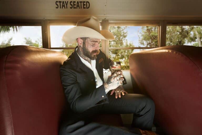 O astro global Post Malone anunciou parceria global com a Stanley 1913, conhecida por colaborações com ícones celebrados no mundo.