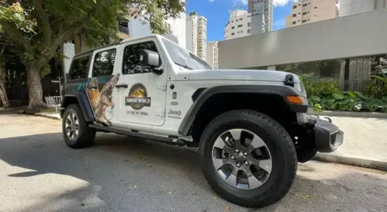 Uber e Universal recriam jipe de Jurassic World no Rio