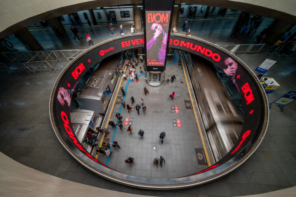 Veigh tomou as estações da linha vermelha do metrô de São Paulo pra deixar um recado: seu novo álbum, "Eu Venci o Mundo", estreia no Spotify.
