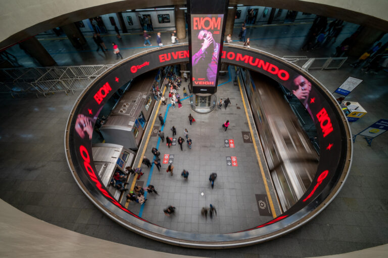 Veigh tomou as estações da linha vermelha do metrô de São Paulo pra deixar um recado: seu novo álbum, "Eu Venci o Mundo", estreia no Spotify.
