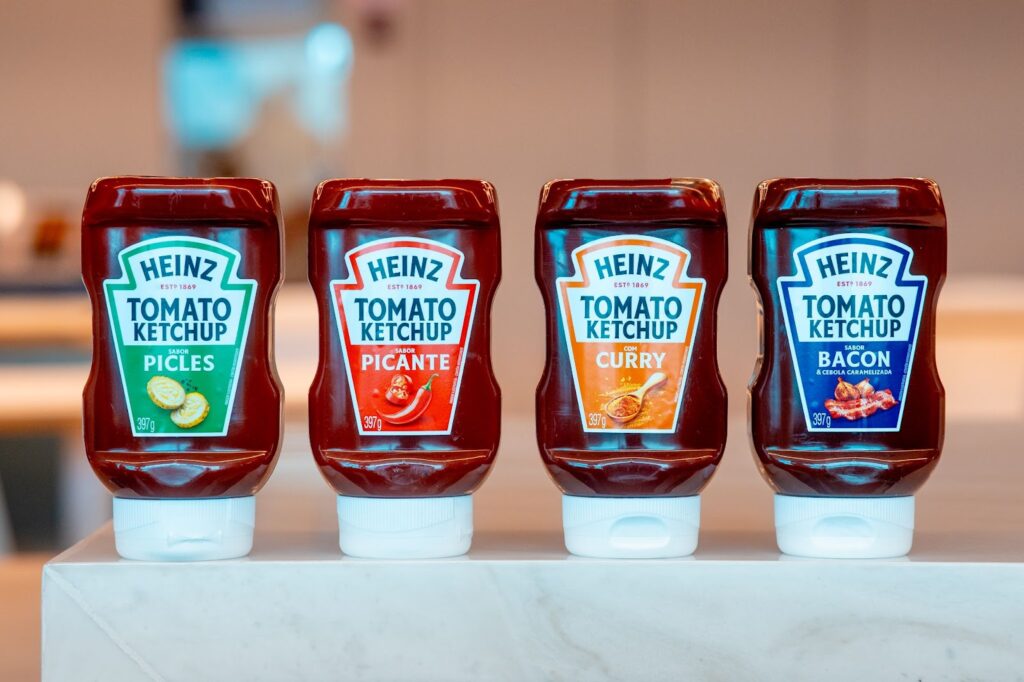 Heinz atualizan os rótulos de sua linha de ketchups saborizados com o objetivo de criar uma experiência de compra ainda mais envolvente.