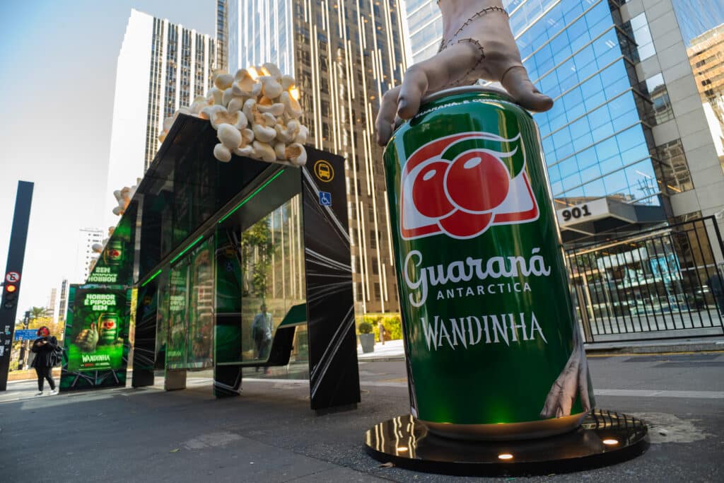O Guaraná Antarctica celebra a estreia da segunda temporada de Wandinha, da Netflix, com uma experiência sensorial na Avenida Paulista.