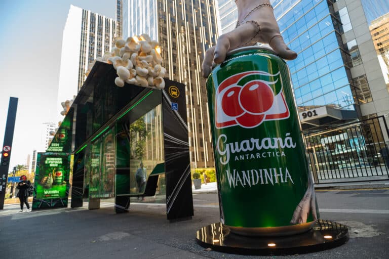 O Guaraná Antarctica celebra a estreia da segunda temporada de Wandinha, da Netflix, com uma experiência sensorial na Avenida Paulista.
