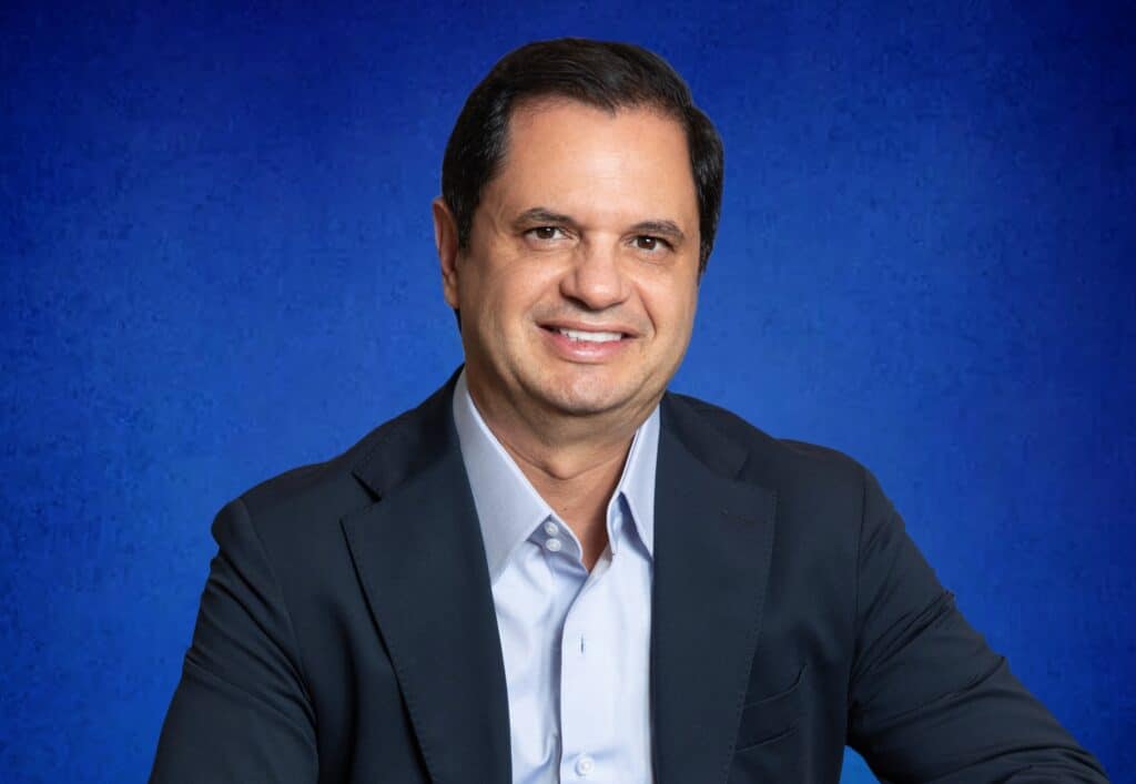 A TIM anuncia mudanças em sua estrutura organizacional e cria a vice-presidência de Marca e Comunicação com a chegada de Marcos Lacerda .