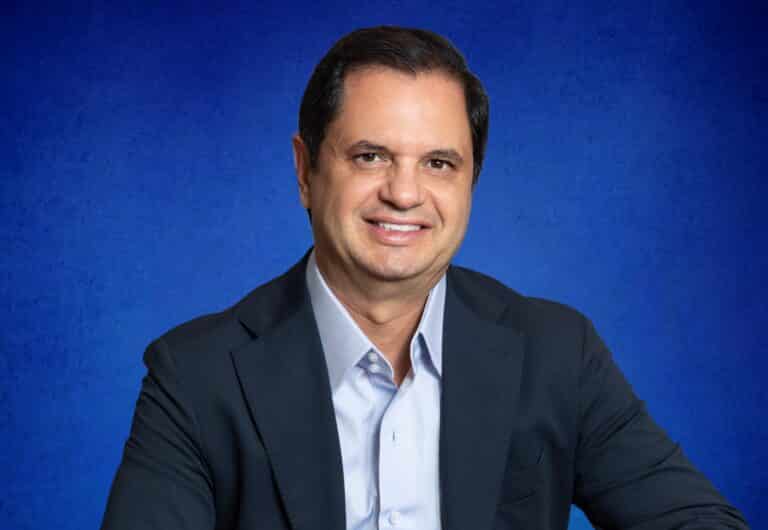 A TIM anuncia mudanças em sua estrutura organizacional e cria a vice-presidência de Marca e Comunicação com a chegada de Marcos Lacerda .