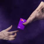 Nubank anuncia sua primeira campanha em parceria com a Netflix, celebrando a estreia da segunda temporada da série Wandinha.