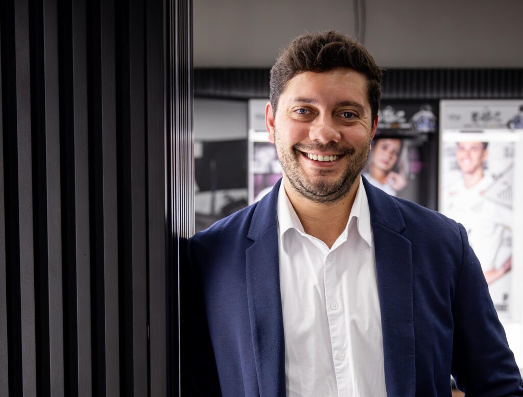 O Santos contrata Caio Lacerda, profissional com ampla experiência no mercado esportivo, como novo Executivo de Marketing e Negócios.