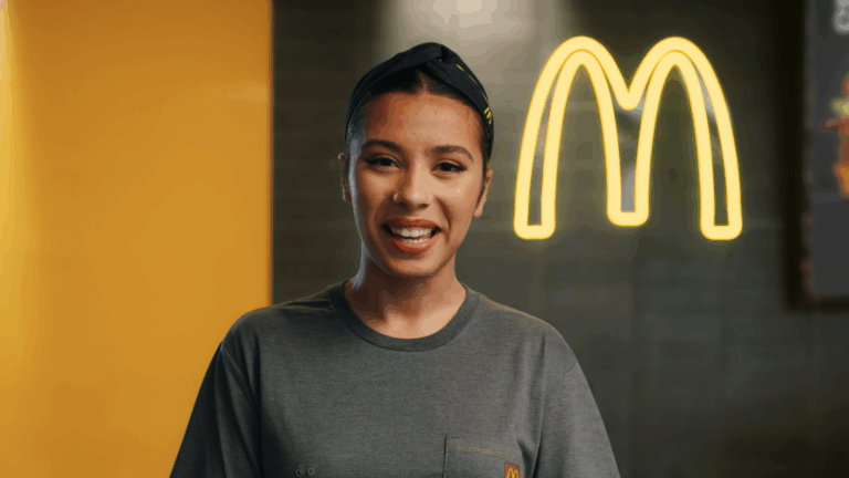 O McDonald's ampliou a linha Brabos do Méqui com os novos Brabo Brabíssimo Carne e Brabo Brabíssimo Frango, ambos com molho do CBO.