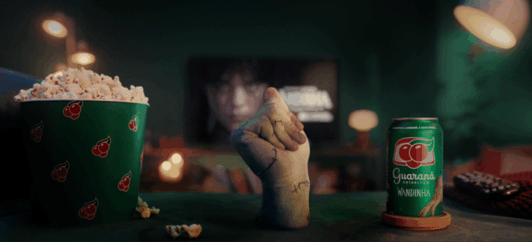 Guaraná Antarctica entra no universo de Wandinha, série da Netflix, com jingle icônico e latas sombrias em edição limitada.