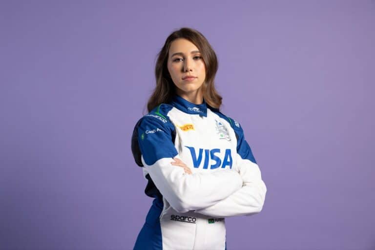 Visa firma contrato com Rafaela Ferreira, promessa do automobilismo brasileiro e atual piloto da equipe Visa Cash App Racing Bulls Academy.