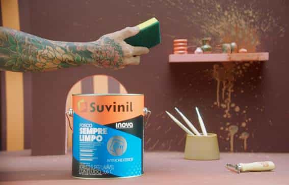 Suvinil apresenta campanha do Suvinil Inova Fosco Sempre Limpo, com o conceito "Com Suvinil Agora Pode! Tá fácil manter sua parede sempre limpa".