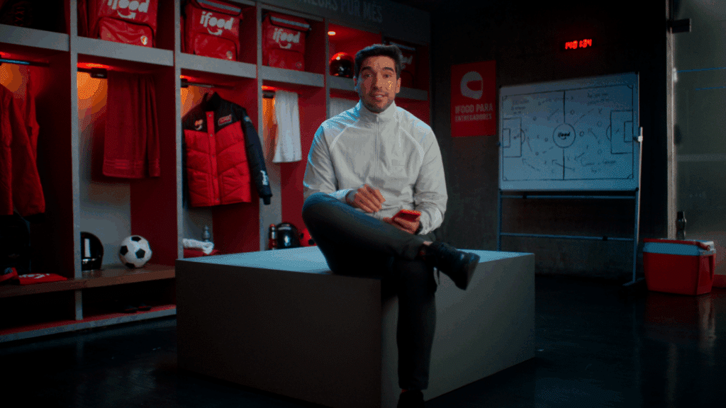 O iFood lança uma nova campanha nacional, criada pela DM9, voltada à atração de novos entregadores e protagonizada pelo técnico Abel Ferreira.