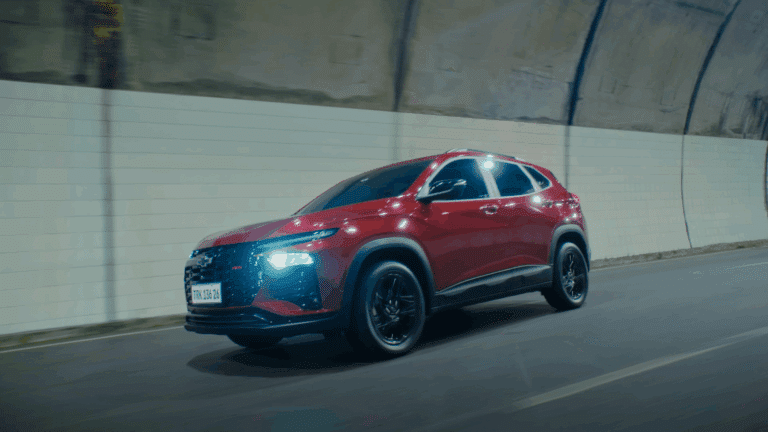 A Chevrolet apresenta o novo Tracker com uma campanha diferente, com um filme que reforça os atributos de segurança e tecnologia do modelo.