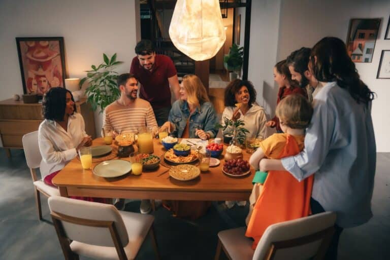 A MadeiraMadeira comemora seu 16º aniversário com a campanha "Sua Casa Mais Viva", com uma robusta iniciativa de marketing de influência.