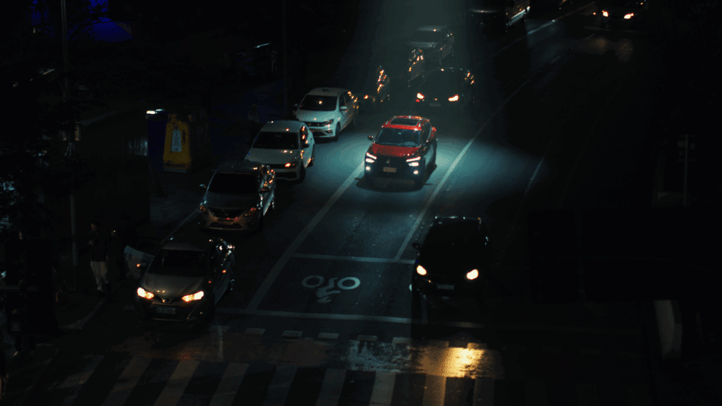A Chevrolet lança uma ação que joga luz, literalmente, sobre a insegurança urbana, em campanha do novo Tracker.