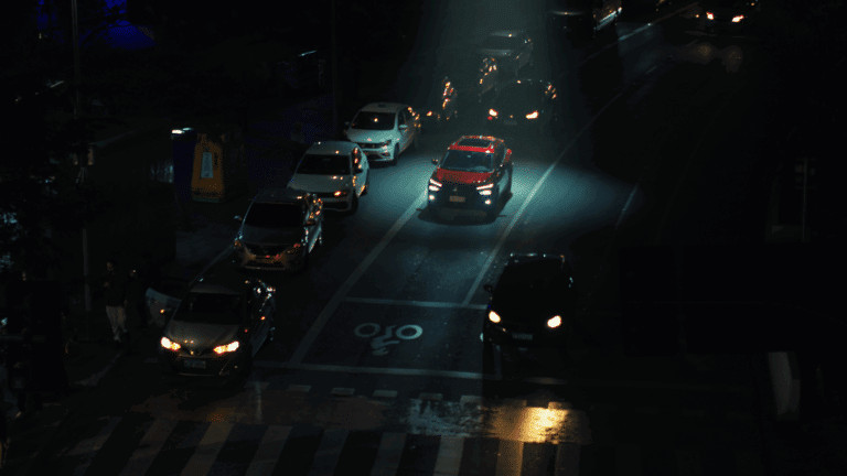 A Chevrolet lança uma ação que joga luz, literalmente, sobre a insegurança urbana, em campanha do novo Tracker.