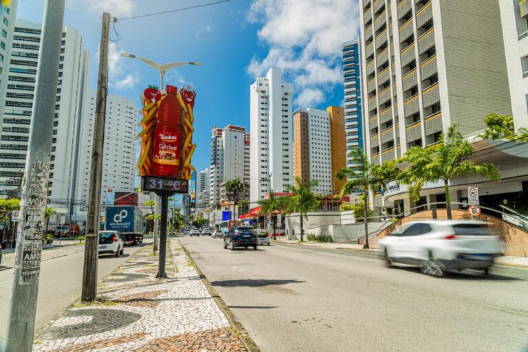 A Tambaú Alimentos e a JCDecaux colocaram em operação o primeiro projeto especial de relógio de rua, em Fortaleza.