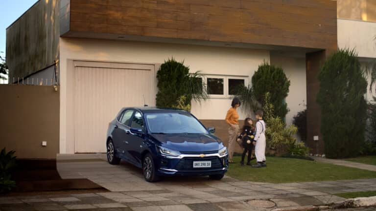 Os modelos Onix e Onix Plus, da Chevrolet, inspiram nova campanha que apresenta os dois novos modelos do carro.