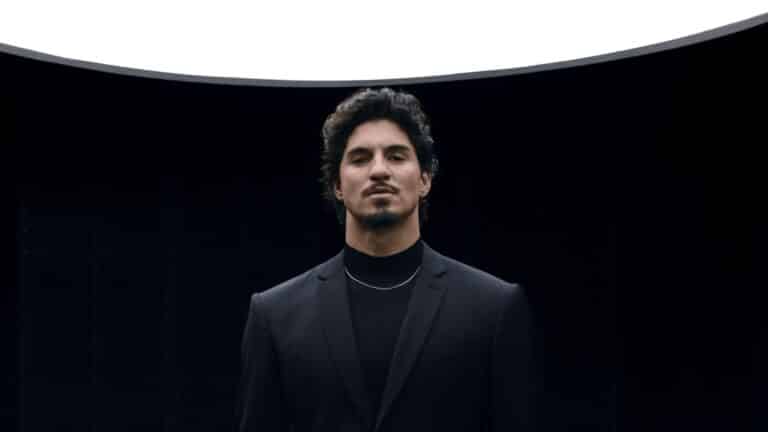 Ovvi lança campanha com Gabriel Medina para apresentar sua nova assinatura: “Ovvi. Originalidade. Seu melhor acessório”.