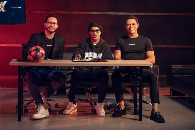 Conhecido como o bruxo do futebol, o ídolo mundial Ronaldinho Gaúcho foi escolhido para ser a cara da Amvox.