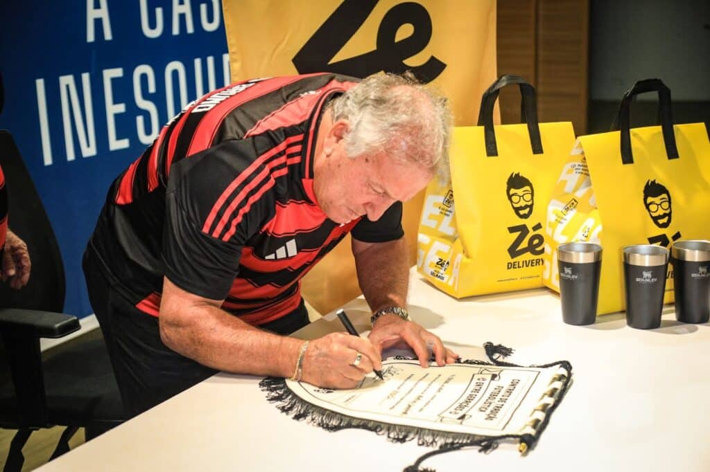 Zico esteve no Maracanã em companhia do filho Bruno Coimbra, e também do Zé Delivery, para assinar o "Contrato de Torcida".