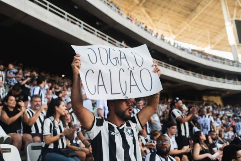 O jogador Alex Telles causou surpresa ao entregar o seu calção de jogo, em ação criada especialmente para comunicar o novo Rexona All Body.