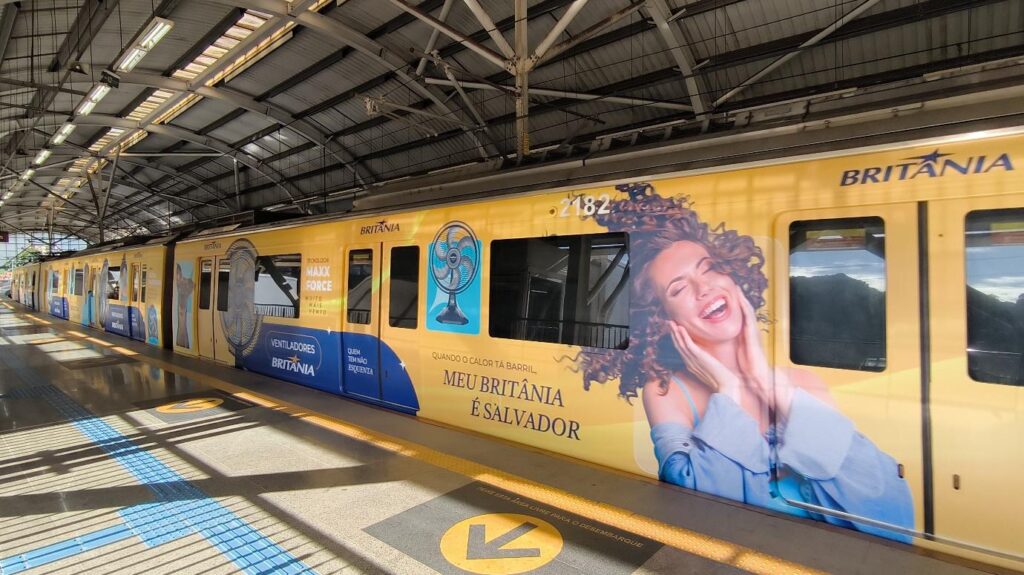A Britânia leva frescor e bom humor ao metrô de Salvador com a campanha de ventiladores 'Quem tem, não esquenta'.