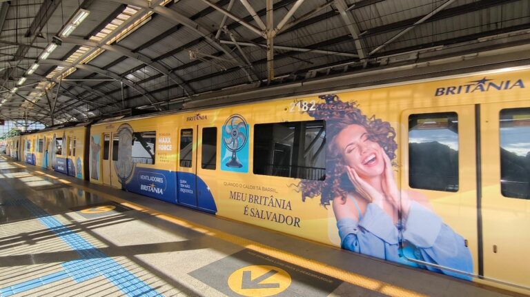 A Britânia leva frescor e bom humor ao metrô de Salvador com a campanha de ventiladores 'Quem tem, não esquenta'.