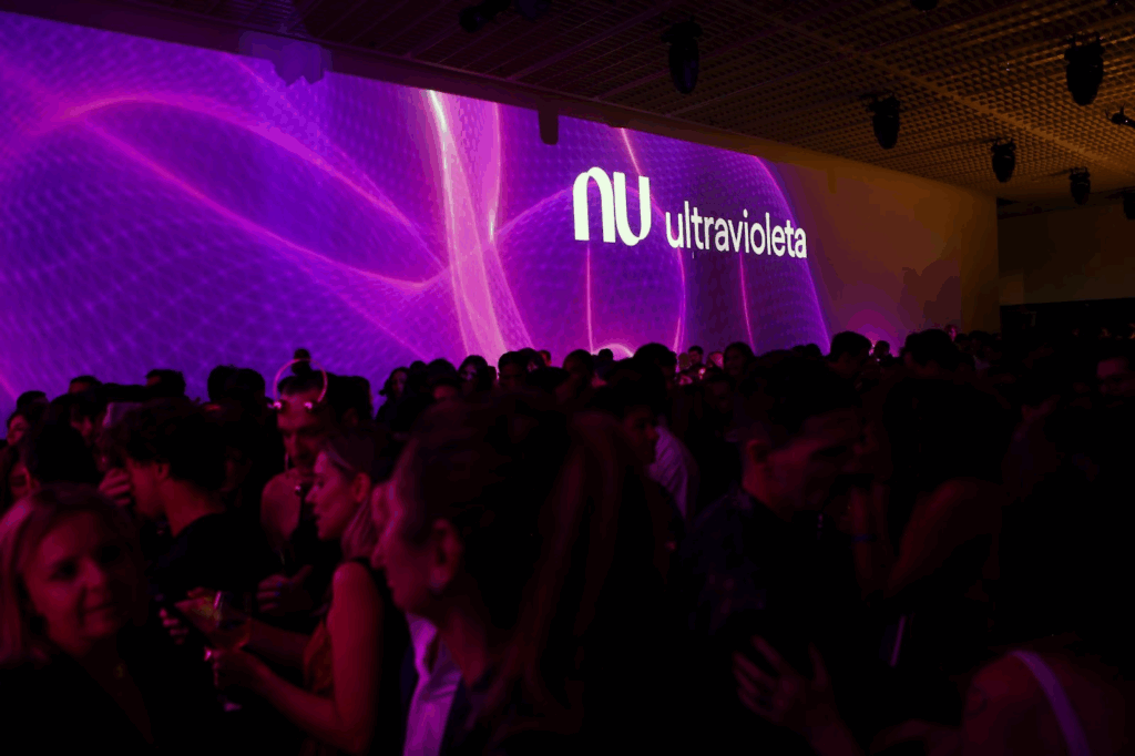 Tastemakers concebe um projeto para o cartão Nubank Black Ultravioleta, apresentado em uma experiência imersiva e apoteótica no Anexo MASP.