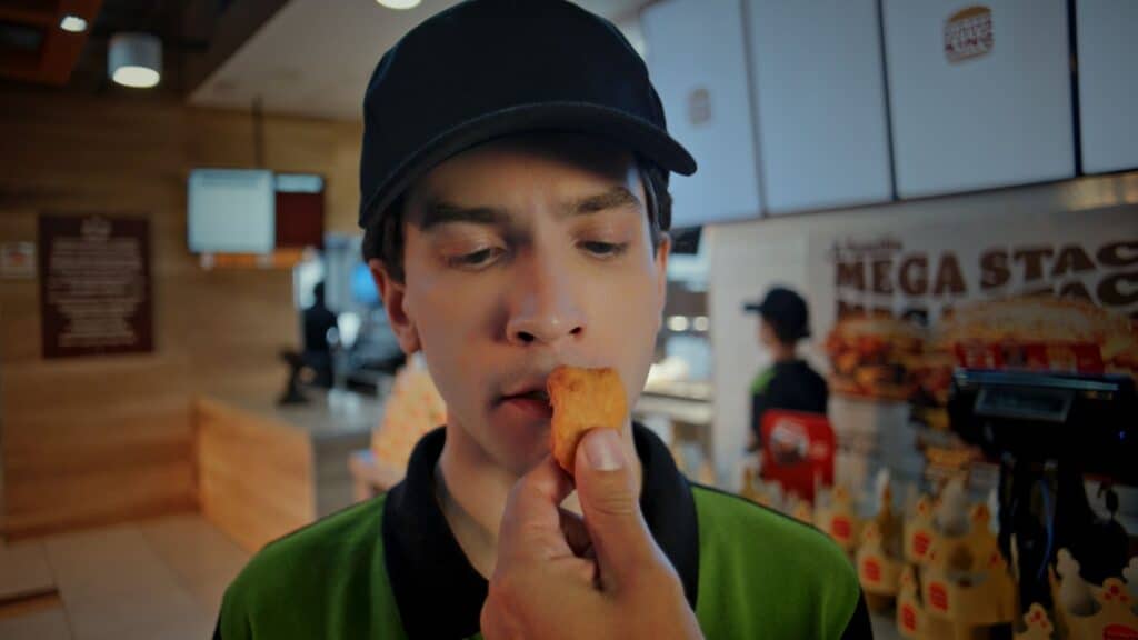 O Burger King apresenta sua nova oferta: 10 unidades de BK Chicken por apenas R,90, campanha que parte de uma limitação curiosa.