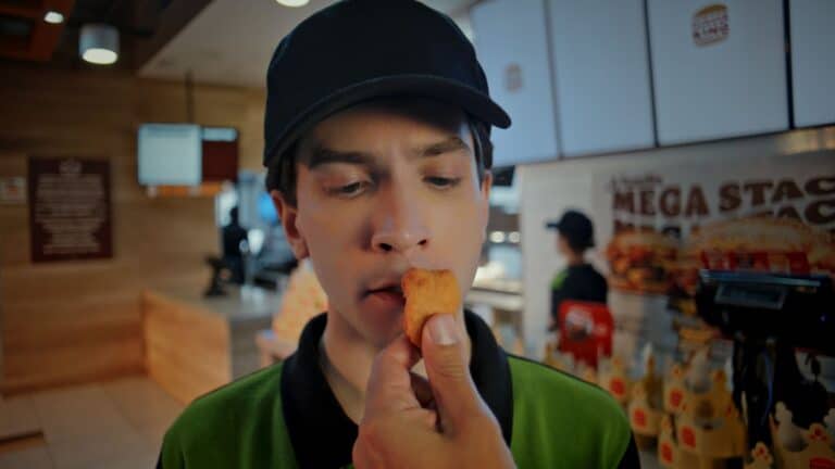 O Burger King apresenta sua nova oferta: 10 unidades de BK Chicken por apenas R,90, campanha que parte de uma limitação curiosa.