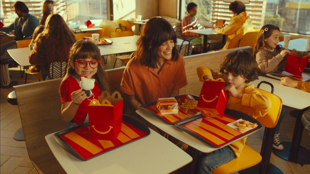 O MacDonald's apresenta uma nova campanha para divulgar a parceria com a Hello Kitty, que está com dez brinquedos no McLanche Feliz.