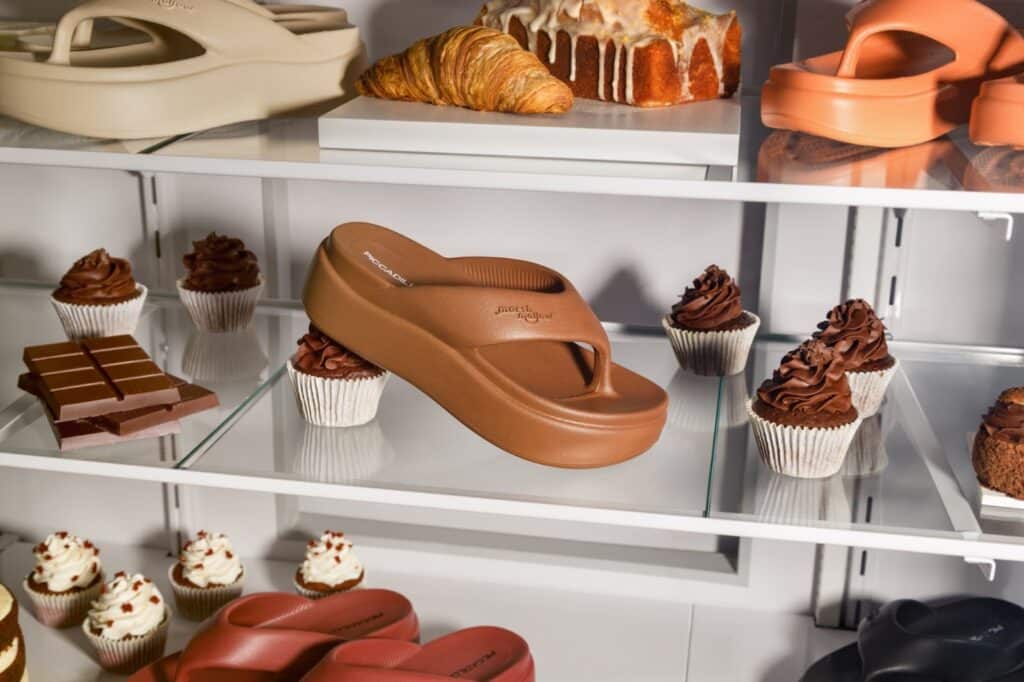 A PICCADILLY lança o novo Marshmallow Flatform, seu icônico chinelo nuvem que une conforto, leveza e flexibilidade em um design moderno.