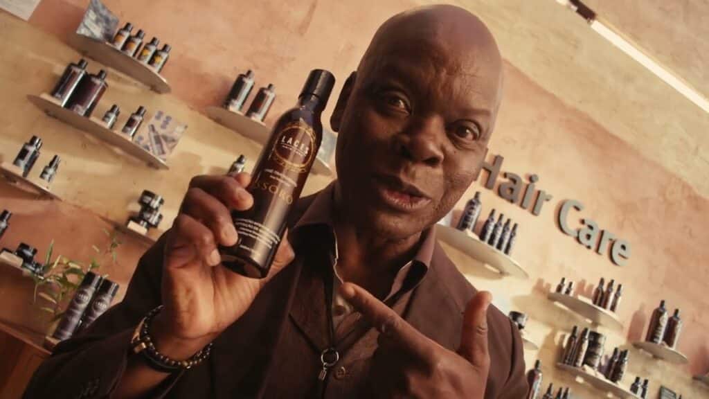 A Laces resgata o ator Sebastian, eterno garoto-propaganda da C&A, para dar voz ao cabelo na campanha “Você precisa ouvir seu cabelo?”.
