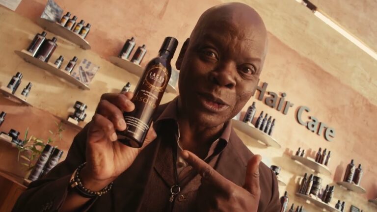 A Laces resgata o ator Sebastian, eterno garoto-propaganda da C&A, para dar voz ao cabelo na campanha “Você precisa ouvir seu cabelo?”.