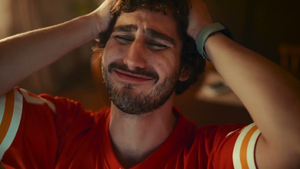Snickers mostra como a fome pode ser adversária em momentos decisivos e como ajudar a recuperar o controle em qualquer partida importante.  